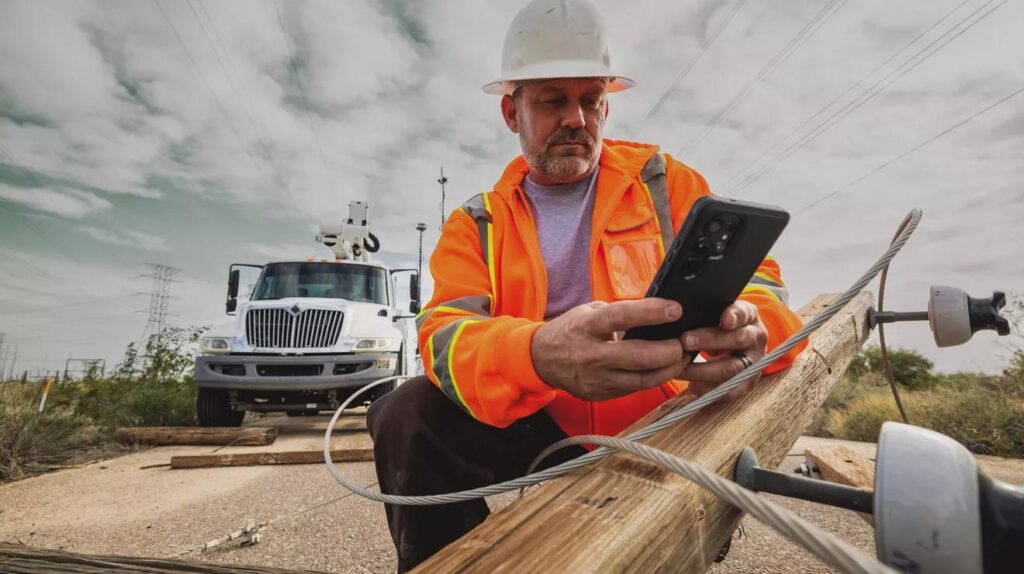Field service technician using an offline first mobile application in an unreliable connectivity environment